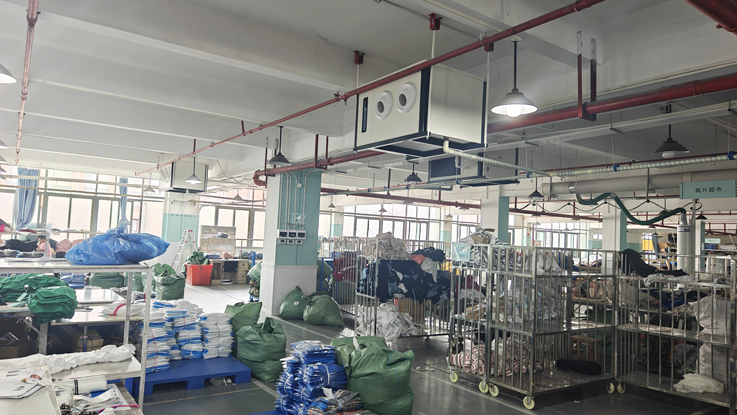 制衣廠整體制冷降溫，應(yīng)用蒸發(fā)冷省電空調(diào)-臥式射流機(jī)組